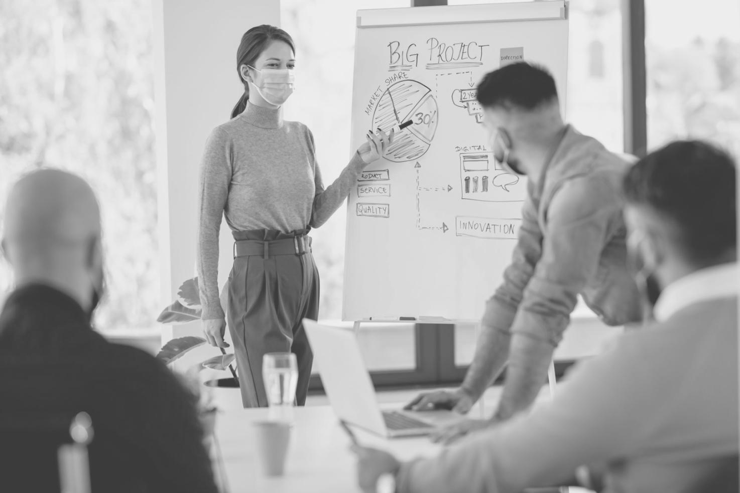 Finanzanalyst arbeitet mit Diagrammen und Berechnungen
