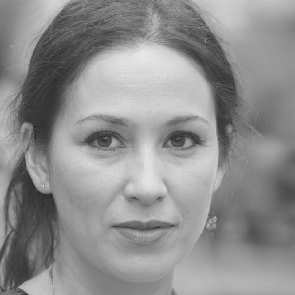 Dr. Sarah Fischer, Finanzanalystin